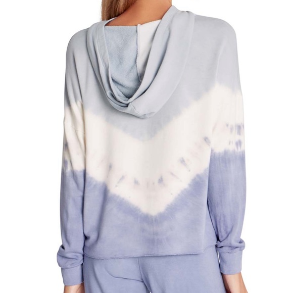 Wildfox Tops - NWT 🩵 Wildfox Raw Hem Crop Hoodie. Medium.